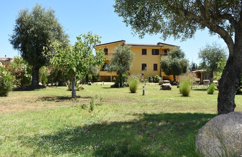 Lotzorai Apartamento | Apartamento en villa con jardín a 5 minutos de la playa de arena.