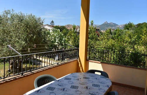 Lotzorai Apartamento | Apartamento en villa con jardín a 5 minutos de la playa de arena.
