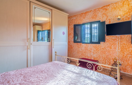 Lentini Apartamento | Apartment "Indipendente Lentini" with Mountain View, Garden & Wi-Fi
