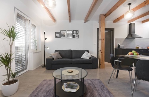 Bled Apartamento | El apartamento está situado en una zona tranquila de Bled, a solo 15 minutos a pie del lago.