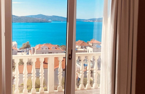 Okrug Gornji Apartamento | Apartamento moderno y confortable con vistas al mar cerca de Trogir