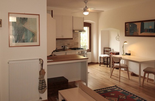 Polpenazze del Garda Apartamento | Apartamento 'Bella' con vistas a la montaña y Wi-Fi