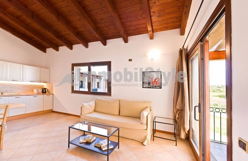 Porto Pozzo Apartamento | Apartamento con terraza y vistas al mar.