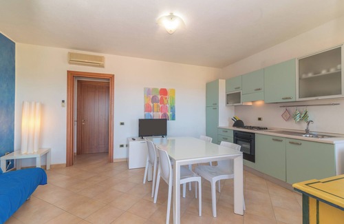 Porto Pozzo Apartamento | Apartamento "I Mirti di Porto Pozzo" cerca de la playa con vistas al mar, jardín y terraza