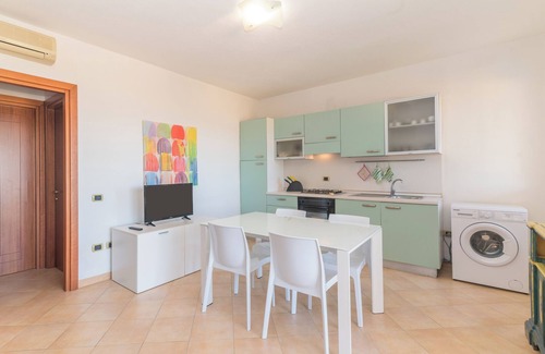 Porto Pozzo Apartamento | Apartamento "I Mirti di Porto Pozzo" cerca de la playa con vistas al mar, jardín y terraza