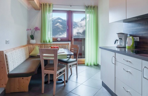 San Leonardo in Passiria Apartamento | Apartamento 'Hofschenke Pfeiftal - Bergwiese' con vistas a la montaña, jardín compartido y Wi-Fi