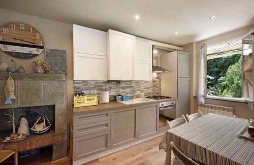 Varazze Apartamento | Apartment 'Itaca' with Balcony and Wi-Fi