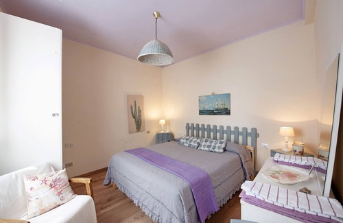 Varazze Apartamento | Apartment 'Itaca' with Balcony and Wi-Fi