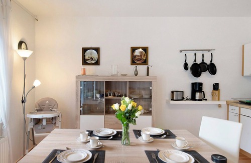 Lalendorf Apartamento | Apartamento 'Kinderfreundliche Wohnung Am See' con jardín privado, balcón y Wi-Fi
