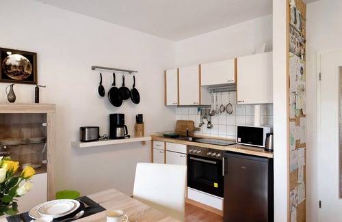 Lalendorf Apartamento | Apartamento 'Kinderfreundliche Wohnung Am See' con jardín privado, balcón y Wi-Fi