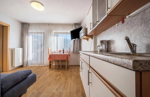 Naz Apartamento | Apartamento "Klementhof Nr 4" con vistas a la montaña, piscina, Wi-Fi, balcón y jardín