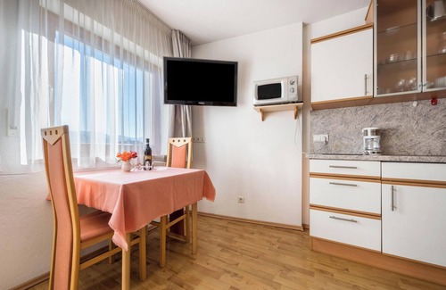 Naz Apartamento | Apartamento "Klementhof Nr 4" con vistas a la montaña, piscina, Wi-Fi, balcón y jardín