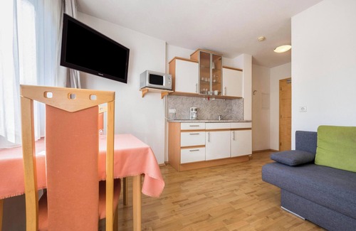 Naz Apartamento | Apartamento "Klementhof Nr 4" con vistas a la montaña, piscina, Wi-Fi, balcón y jardín