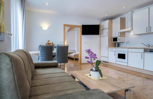 Naz Apartamento | Apartamento "Klementhof Nr 6" con vistas a la montaña, piscina, Wi-Fi, balcón y jardín