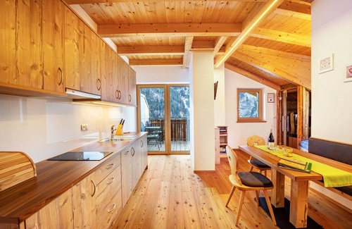 Luson Apartamento | Apartamento 'Kreuzplonhof Apt Karspitz' con vistas a la montaña y cabina de infrarrojos privada