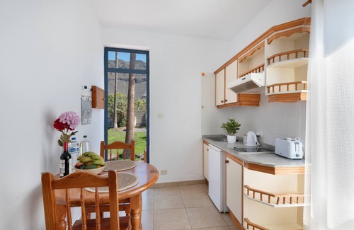 Puerto Naos Apartamento | Apartamento 'La Bayana - 6' con vistas al mar, piscina compartida y Wi-Fi