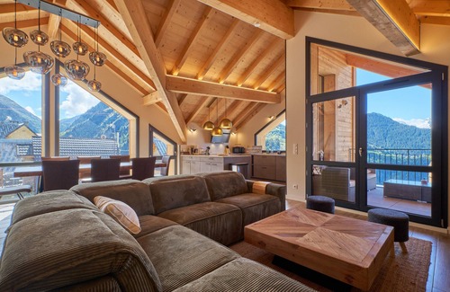 Huez-en-Oisans Apartamento | Apartamento 'La Grange' con vistas a la montaña, terraza privada y Wi-Fi