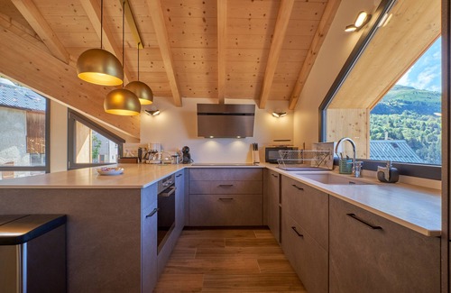 Huez-en-Oisans Apartamento | Apartamento 'La Grange' con vistas a la montaña, terraza privada y Wi-Fi