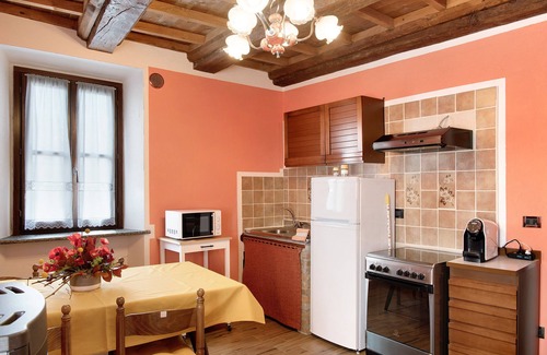 Costigliole d'Asti Apartamento | Apartamento 'La Rocca di Efisio - Bonarda' con balcón, Wi-Fi y aire acondicionado