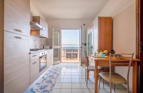 Castelsardo Historic Centre Apartamento | Apartment 'La Marina Beach House' with Sea View, Balcony and Air Conditioning