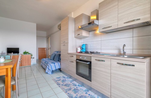 Castelsardo Historic Centre Apartamento | Apartment 'La Marina Beach House' with Sea View, Balcony and Air Conditioning