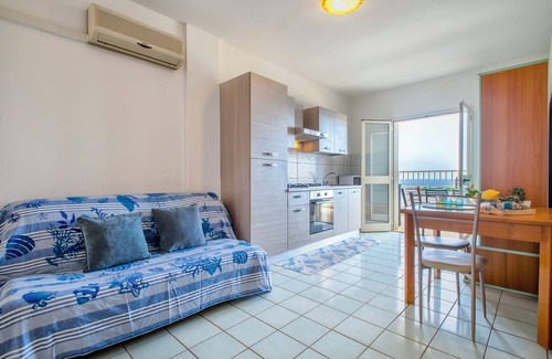 Castelsardo Historic Centre Apartamento | Apartment 'La Marina Beach House' with Sea View, Balcony and Air Conditioning