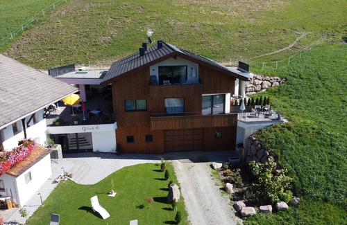 Castelrotto Apartamento | Apartamento 'Ladinser Hof Western Suite' con vistas a la montaña y balcón