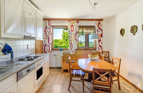 Hofgeismar Apartamento | Apartamento 'Landleben' con vistas a la montaña y jardín compartido
