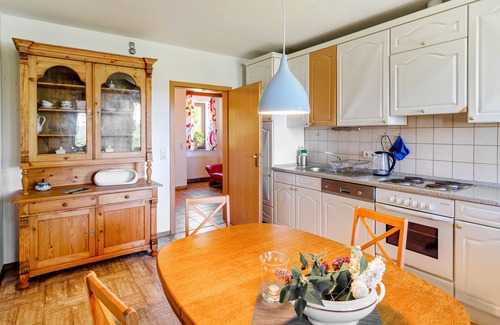 Hofgeismar Apartamento | Apartamento 'Landleben' con vistas a la montaña y jardín compartido
