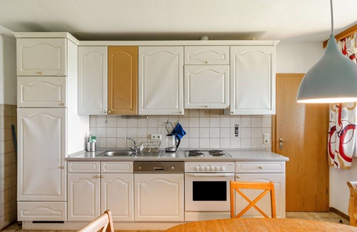 Hofgeismar Apartamento | Apartamento 'Landleben' con vistas a la montaña y jardín compartido