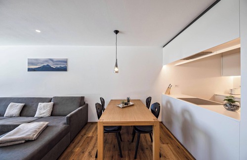 Avelengo Apartamento | Apartamento 'Laugen Residenze Moritz' Cerca de Merano con vistas a la montaña y jardín