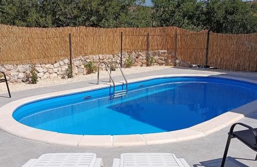 Donje Polje Apartamento | Apartment Laura - with PRIVATE swimming pool