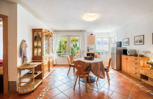 Caldaro Sulla Strada del Vino Apartamento | Apartamento 'Laurin' con vistas a la montaña, terraza compartida y Wi-Fi