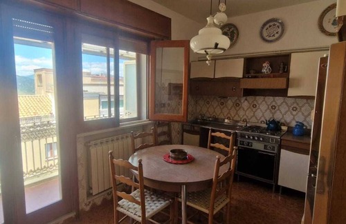 Bronte Apartamento | Apartamento 'Le Logge House - Bronte' con vistas a la montaña, terraza privada y aire acondicionado.