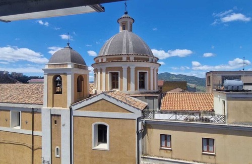 Bronte Apartamento | Apartamento 'Le Logge House - Bronte' con vistas a la montaña, terraza privada y aire acondicionado.