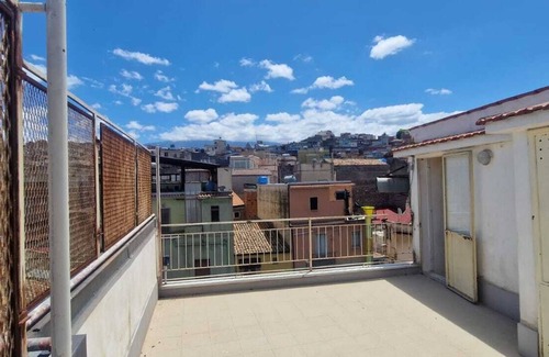 Bronte Apartamento | Apartamento 'Le Logge House - Bronte' con vistas a la montaña, terraza privada y aire acondicionado.