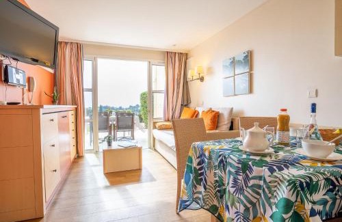 Cap Esterel Apartamento | Apartment Le Village - C4 008 by Interhome