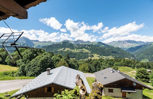 Crest-Voland Apartamento | Apartamento 'Les Bouquetins,Piscine Et Aire Jeux' con vistas a la montaña, jardín compartido y Wi-Fi