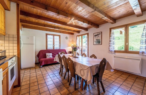Crest-Voland Apartamento | Apartamento 'Les Chamois,Piscine Et Aire De Jeux' con vistas a la montaña, jardín compartido y Wi-Fi