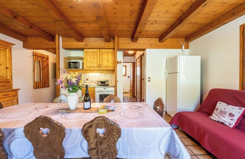 Crest-Voland Apartamento | Apartamento 'Les Chamois,Piscine Et Aire De Jeux' con vistas a la montaña, jardín compartido y Wi-Fi