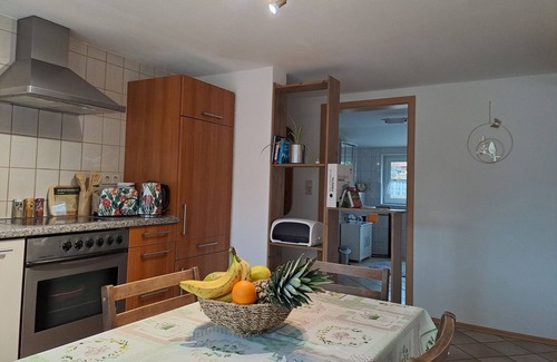 Tennenbronn Apartamento | Apartamento 'Les Papillons' con vistas a la montaña, terraza compartida y Wi-Fi