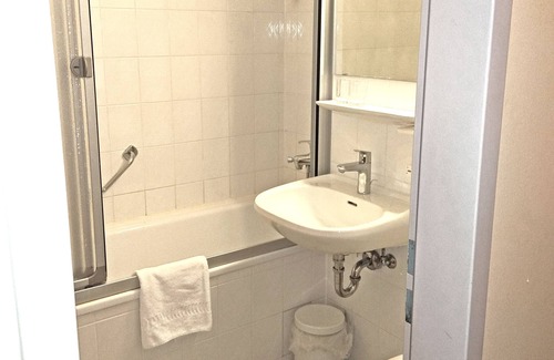 Hohenaschau im Chiemgau Apartamento | Apartment living/sleeping room on the top floor without balcony, no. 339