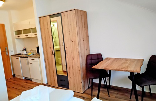 Hohenaschau im Chiemgau Apartamento | Apartment living/sleeping room on the top floor without balcony, no. 339