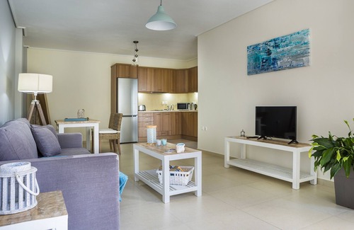 Karavomylos Apartamento | Apartment Lilly, brand new apartment with communal pool, 10 meters from sea