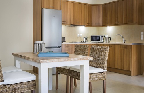 Karavomylos Apartamento | Apartment Lilly, brand new apartment with communal pool, 10 meters from sea