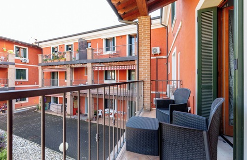 Lonato del Garda Apartamento | Apartment 'Loft Regia Antica' with Balcony, Wi-Fi and Air Conditioning