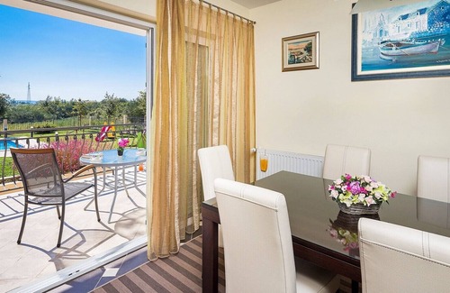 Zrnovnica Apartamento | Apartment Lucija with private 40m2 pool near Split