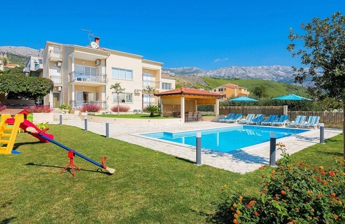 Zrnovnica Apartamento | Apartment Lucija with private 40m2 pool near Split