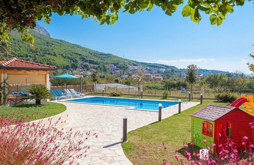 Zrnovnica Apartamento | Apartment Lucija with private 40m2 pool near Split