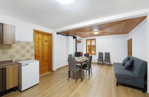 Issime Apartamento | Apartamento 'Luéisch Ketschu 2' con vistas a la montaña, jardín compartido y Wi-Fi